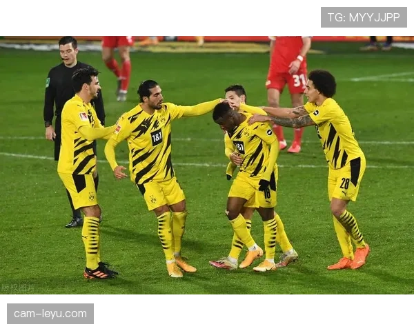 德甲第28轮：多特蒙德4-2逆转沃尔夫斯堡，马伦两射一传