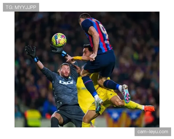 特写镜头：加的斯球员在补时绝平后激动落泪，主帅冲入场地庆祝